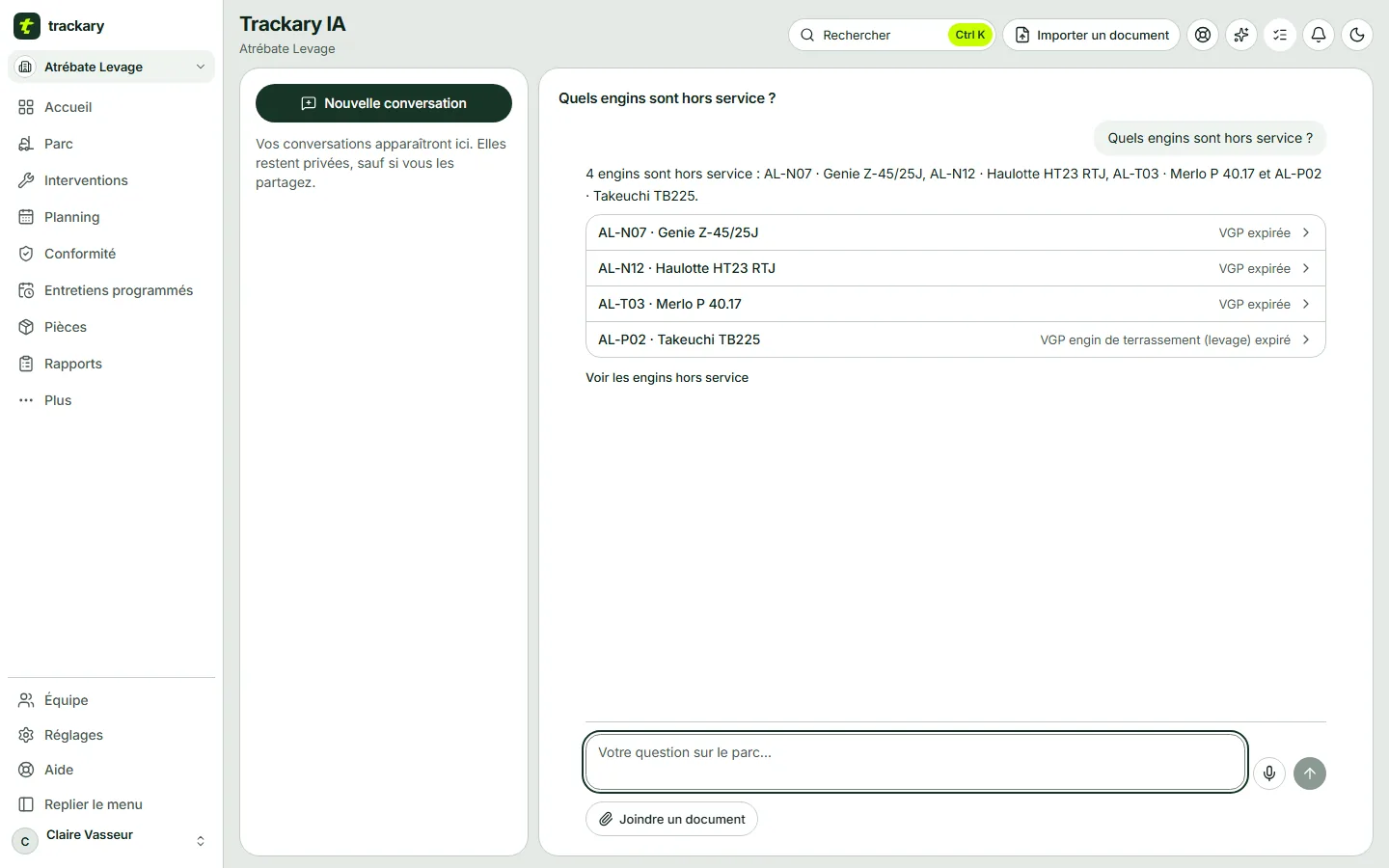 Capture de Trackary IA : à la question « Quels engins sont hors service ? », la réponse liste quatre engins à VGP expirée, chacun avec un lien vers sa fiche.